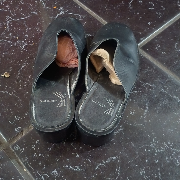 White Mountain Black Leather Clogs Size 8 - Picture 4 of 5